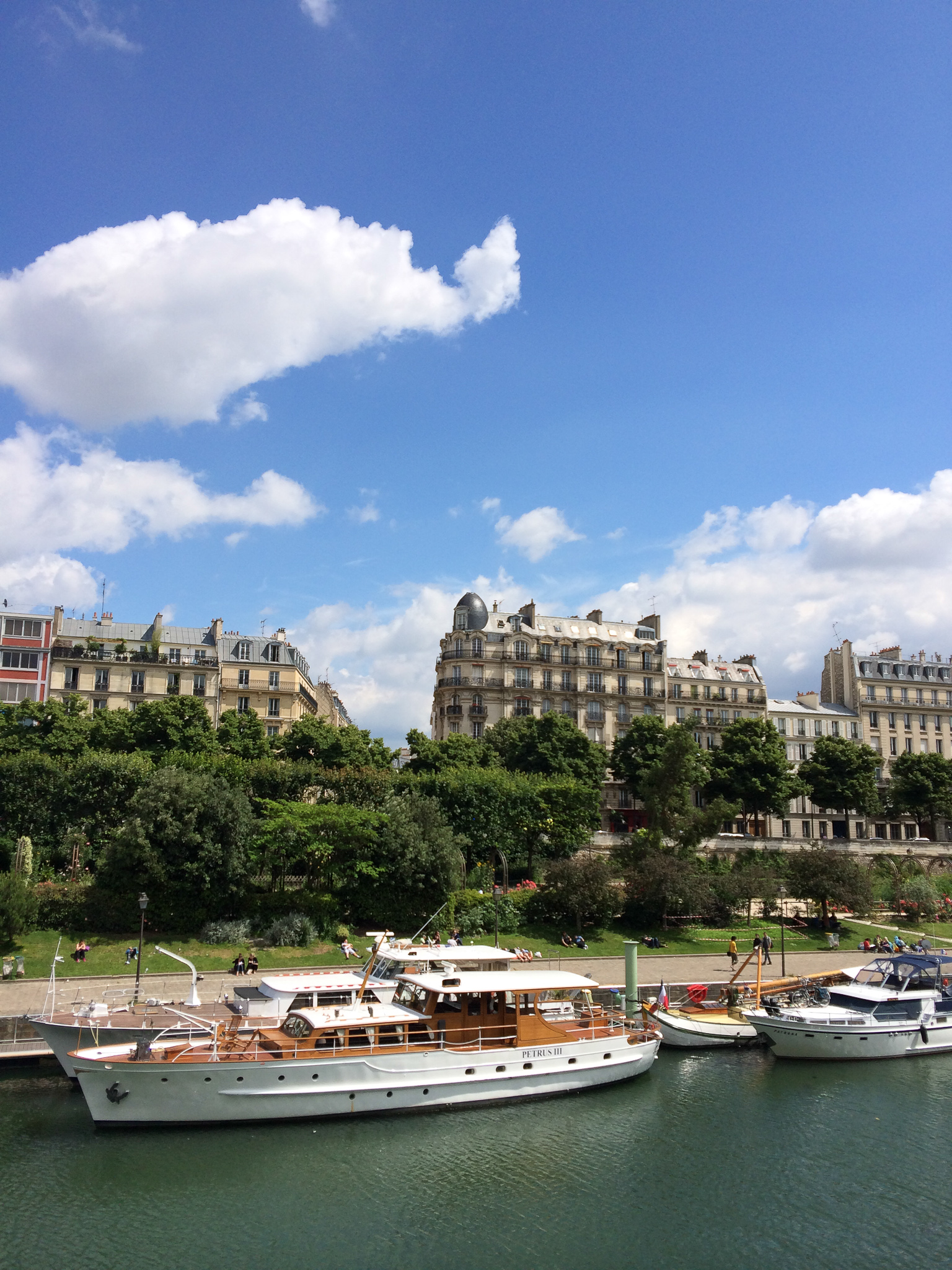 Houseboats on the Seine. La vie est belle!