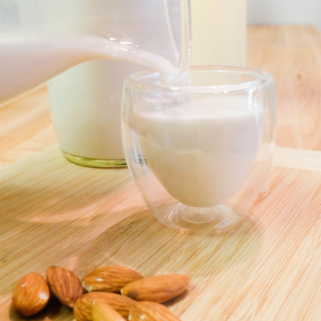 How to make almond milk at home, a rich, delicious and vegan milk alternative